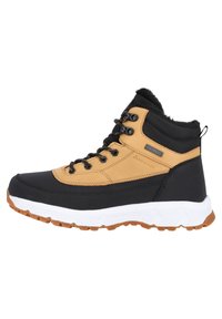 Botas de senderismo negras y marrones con un collar acolchado, acentos de malla, ojales de metal y una suela de goma blanca y color caramelo. Parte superior texturizada para mejor agarre.