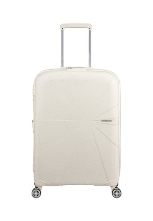 Valise rigide en ivoire avec un design spiralé texturé, poignée rétractable et quatre roues tournantes pour une mobilité aisée.