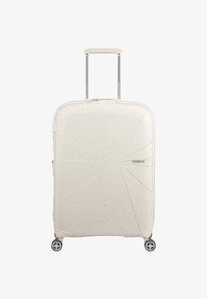 Valise rigide en ivoire avec un design spiralé texturé, poignée rétractable et quatre roues tournantes pour une mobilité aisée.
