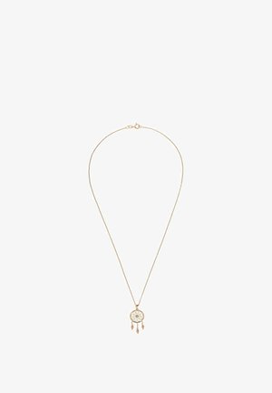 Collar de tono dorado con un colgante circular que presenta un patrón floral y tres acentos de hojas colgantes. Diseño de cadena delicada.