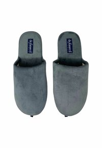 Pantofole in suede grigio con retro aperto, caratterizzate da una texture morbida, punta arrotondata e un piccolo logo sulla soletta. Design semplice senza decorazioni.
