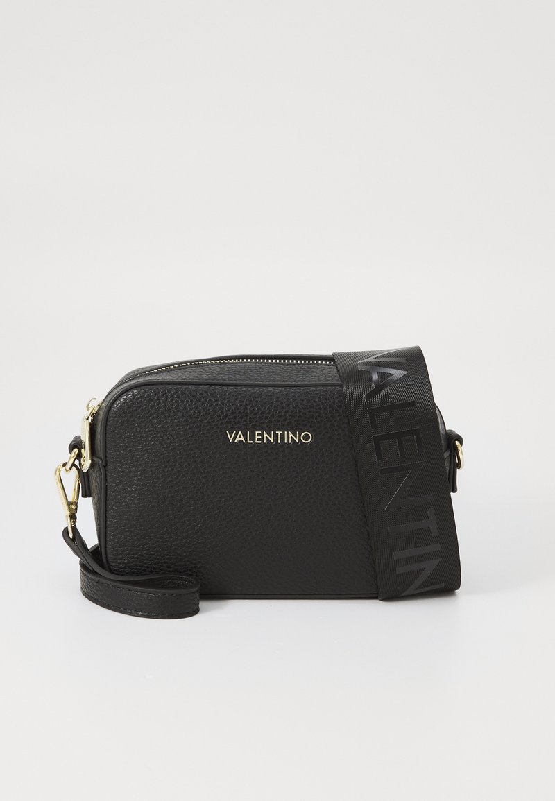 Svart läder crossbody-väska med präglad logo "VALENTINO," guldhardware, dragkedjestängning och en avtagbar rem med en texturerad detalj.
