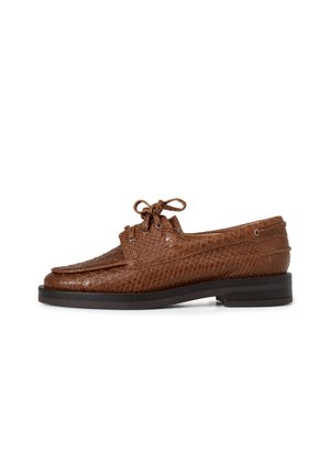 Brązowe męskie skórzane eleganckie buty sznurowane z teksturowanym wzorem skóry węża i ciemną podeszwą, pokazane z profilu na białym tle.