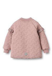 Giacca trapuntata rosa con polsini e colletto a coste, caratterizzata da rouches floreali sulle maniche e un dettaglio circolare con logo sull'orlo.