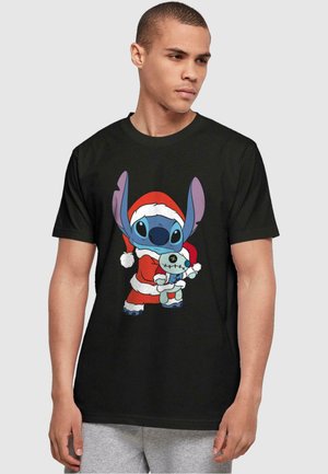 Camiseta negra con un personaje de dibujos animados vestido con un traje de Santa rojo, sosteniendo un juguete de peluche. El diseño es colorido, con características y acentos detallados.