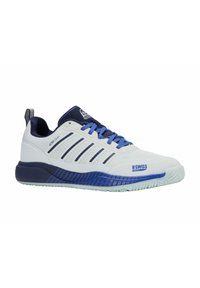 Scarpe da tennis K-Swiss con una tomaia in mesh bianco, accenti blu navy, lacci blu, suola testurizzata e dettagli a righe sulla parte centrale della suola.