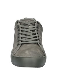 Sneaker grigio in suede con punta tonda, suola piatta in gomma e lacci grigi. Presenta un design minimalista e dettagli di cucitura rinforzati.