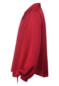 Rote Satinbluse mit V-Ausschnitt, langen Ärmeln mit elastischen Bündchen und lockerer Passform. Glatte Textur, minimale Details.