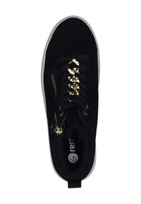 Zapatilla de ante negra con herrajes y cordones dorados, suela de goma blanca y detalle de cremallera lateral. El interior presenta un logo.