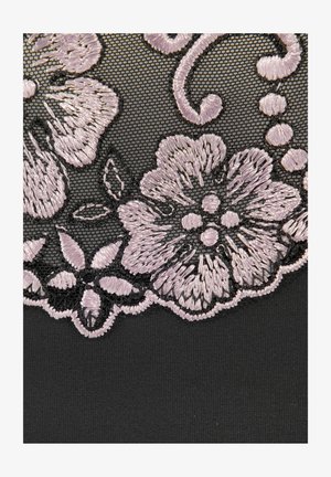 Schwarzer Stoff mit kunstvoller fliederfarbener Blumenstickerei. Verfügt über detaillierte Muster und Texturen, die glatte und erhabene Stickereien kombinieren.