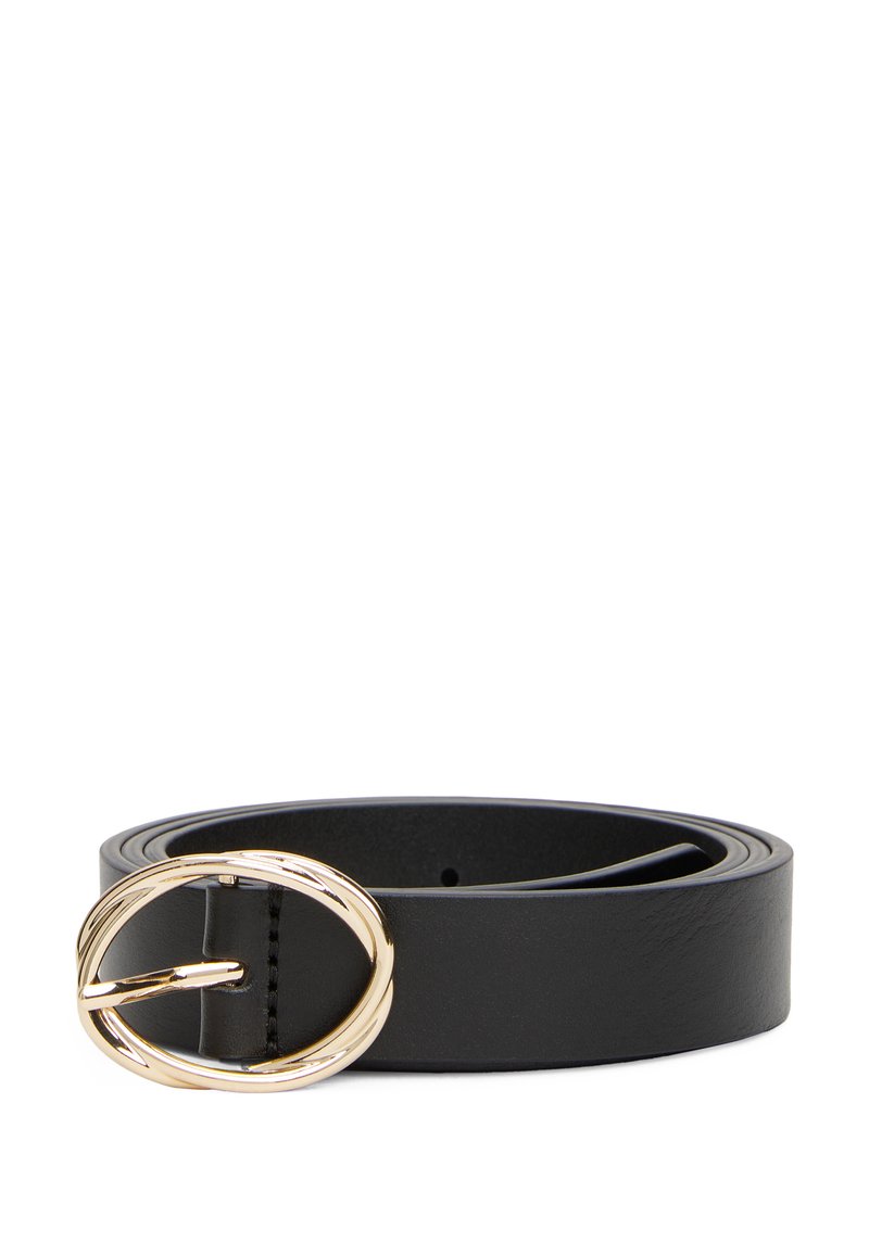 Zwarte leren riem met een breed ontwerp en een gouden ovale gesp met gestructureerde details. Gladde textuur en verstelbare maat met gaatjes.