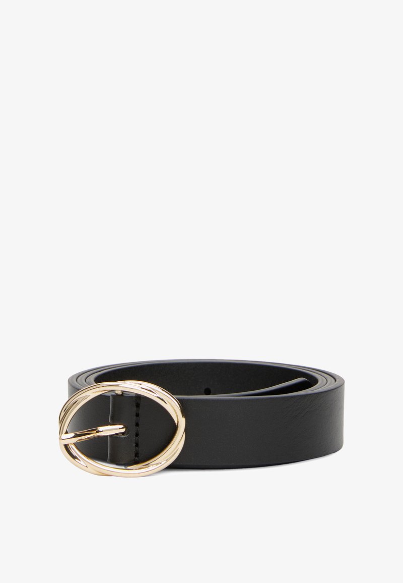 Zwarte leren riem met een breed ontwerp en een gouden ovale gesp met gestructureerde details. Gladde textuur en verstelbare maat met gaatjes.