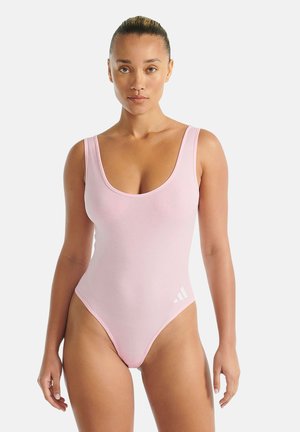 Bañador de una pieza rosa con escote redondo y tirantes gruesos. Presenta un diseño minimalista y un logo de marca blanco en la cadera. Textura suave.