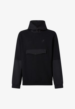 Felpa con cappuccio Champion nera con tasca frontale a patta, collo alto con bottone e polsini elasticizzati sulle maniche lunghe.