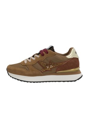 Brązowy i beżowy zamszowy sneaker z beżowymi i bordowymi sznurowadłami, ozdobą w kształcie gwiazdy z ćwiekami, białą podeszwą i złotym akcentem na pięcie.