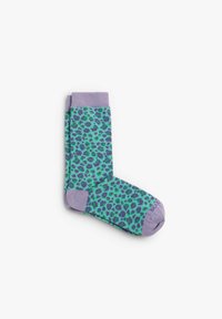 Calcetines verde con estampado de leopardo y detalles en púrpura. Cuentan con un puño acanalado y refuerzo en el talón y los dedos. Están fabricados con un material suave y elástico.