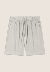 Pantalones cortos gris claro hechos de tela suave, con cinturilla elástica, corte recto y bordes rematados. Sin patrones ni detalles adicionales.