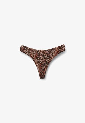 Braga tanga de mujer con estampado de leopardo y corte de tiro bajo, extendida sobre un fondo blanco.