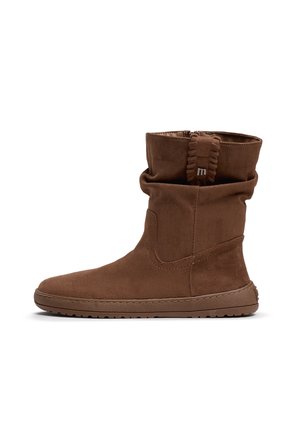 Bota de serraje marrón suave de altura media con suela plana y cremallera lateral discreta, con una lengüeta decorativa cosida cerca de la parte superior.