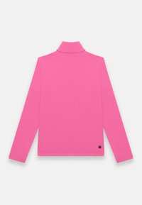 Rozā garām piedurknēm turtlenecks krekls, kas izgatavots no gludas auduma, ar augstu apkakli un mazu logo apakšmalā.