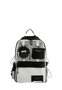 Mochila multi-bolsillos en tejido acolchado gris y negro. Presenta detalles de malla, correas ajustables y un asa superior para mayor comodidad al llevar.