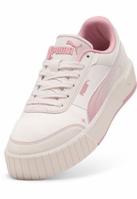 Sneaker bianco con dettagli rosa, tomaia in tela testurizzata, colletto imbottito e suola piatta chunky con scanalature orizzontali.
