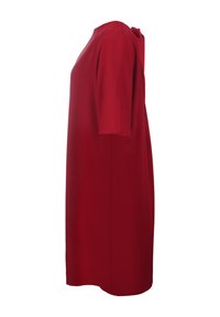 Punainen, lyhythihainen mekko, jossa on suora leikkaus ja takana solmittava yksityiskohta. Valmistettu sileästä kankaasta, se on rento ja minimalistinen suunnittelu.