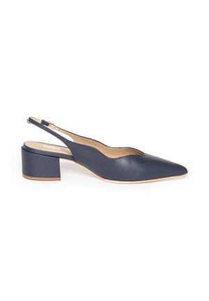 Granatowy skórzany sandał typu slingback z ostępem palcem i słupkowym obcasem na białym tle.