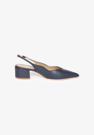 Granatowy skórzany sandał typu slingback z ostępem palcem i słupkowym obcasem na białym tle.