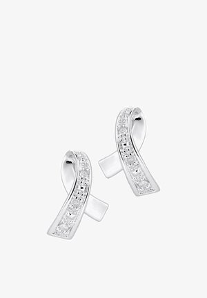 Srebrne kolczyki w kształcie wstążek, z teksturowanym wzorem i osadzonymi przezroczystymi kamieniami. Gładka powierzchnia z polerowanym wykończeniem.