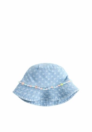 Lichtblauwe bucket hat met witte hartpatronen en een meerkleurige kralenketting rondom de basis van de kroon.