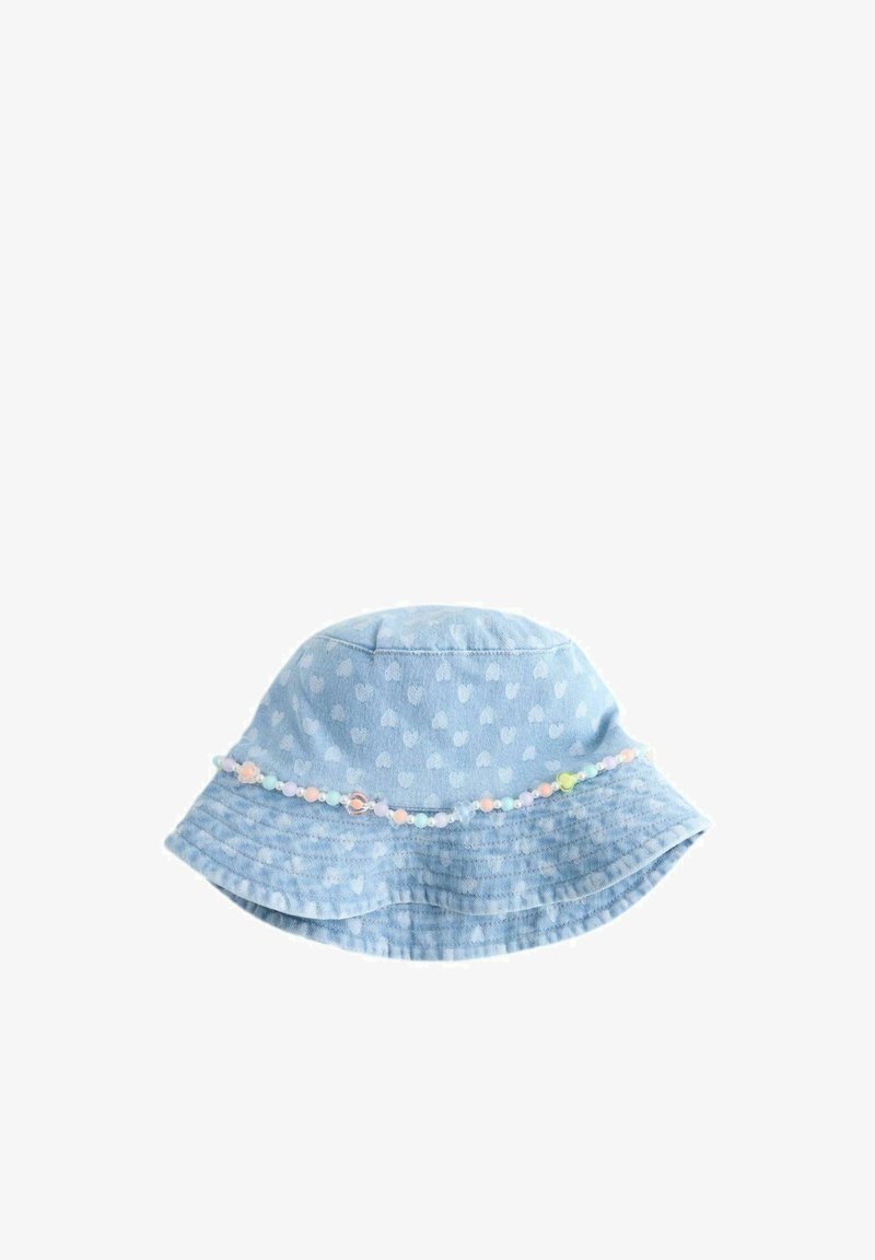 Chapeau bob bleu clair avec des motifs de cœurs blancs et une chaîne de perles multicolores autour de la base de la calotte.