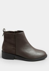 Brun ankelboot med en slät lädertextur, runt tåparti och en kort klack i blockstil. Inkluderar en dragflik för enkel påtagning.