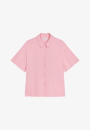 Camisa rosa de manga corta hecha de tela acanalada, con cuello, seis botones en la parte delantera y un dobladillo en forma de escallón. Etiqueta de marca visible.
