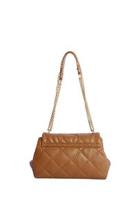 Bolso de cuero marrón acolchado con forma estructurada, cadena de tono dorado y tapa plana. Presenta acentos de costura diagonal.