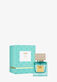 Flacon de parfum en verre bleu clair avec un capuchon en bois et une étiquette dorée, placé à côté d'une boîte teal à motif assorti ornée d'accents dorés.