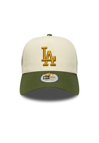 Cremefarbene Kappe mit grünem Schirm, die ein gesticktes "LA"-Logo in Gold aufweist. Verstellbare Passform mit strukturiertem Stoff und einem runden Etikett am Schirm.