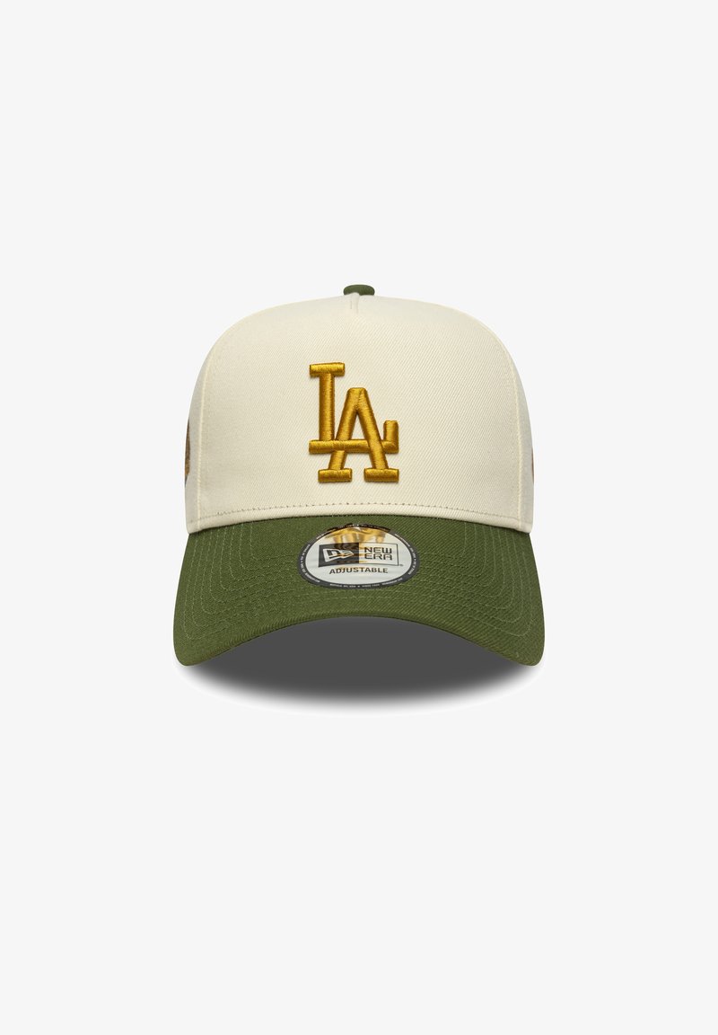 Cappello crema con visiera verde, caratterizzato da un logo "LA" ricamato in oro. Vestibilità regolabile con tessuto testurizzato e una targhetta circolare sulla visiera.