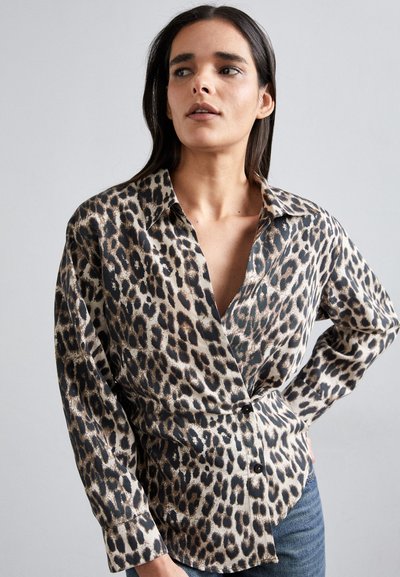 Camicia a maniche lunghe con stampa leopardata, colletto e vestibilità rilassata, caratterizzata da bottoni neri e una texture morbida e liscia.
