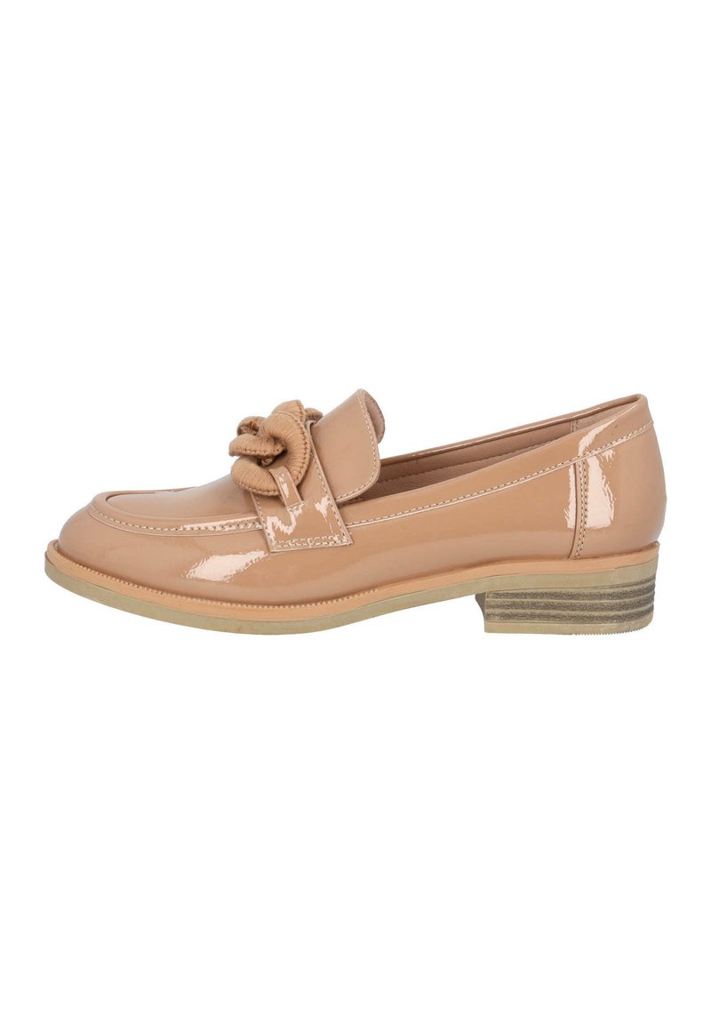 Mocasines de charol color nude con un acento de nudo en la parte delantera, punta redondeada y un pequeño tacón apilado. Textura suave en toda su superficie.