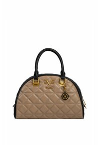 Ge quiltete beige Handtasche mit schwarzen Akzenten, runder Form, goldfarbenen Beschlägen, zwei Griffen und einem Anhänger. Die Oberfläche hat eine glatte Textur mit einem Diamantmuster.