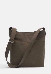 Smeđa platnena torba za rame s podesivim remenom; ima dva prednja džepa i glatku teksturu. Jednostavan, funkcionalan dizajn.