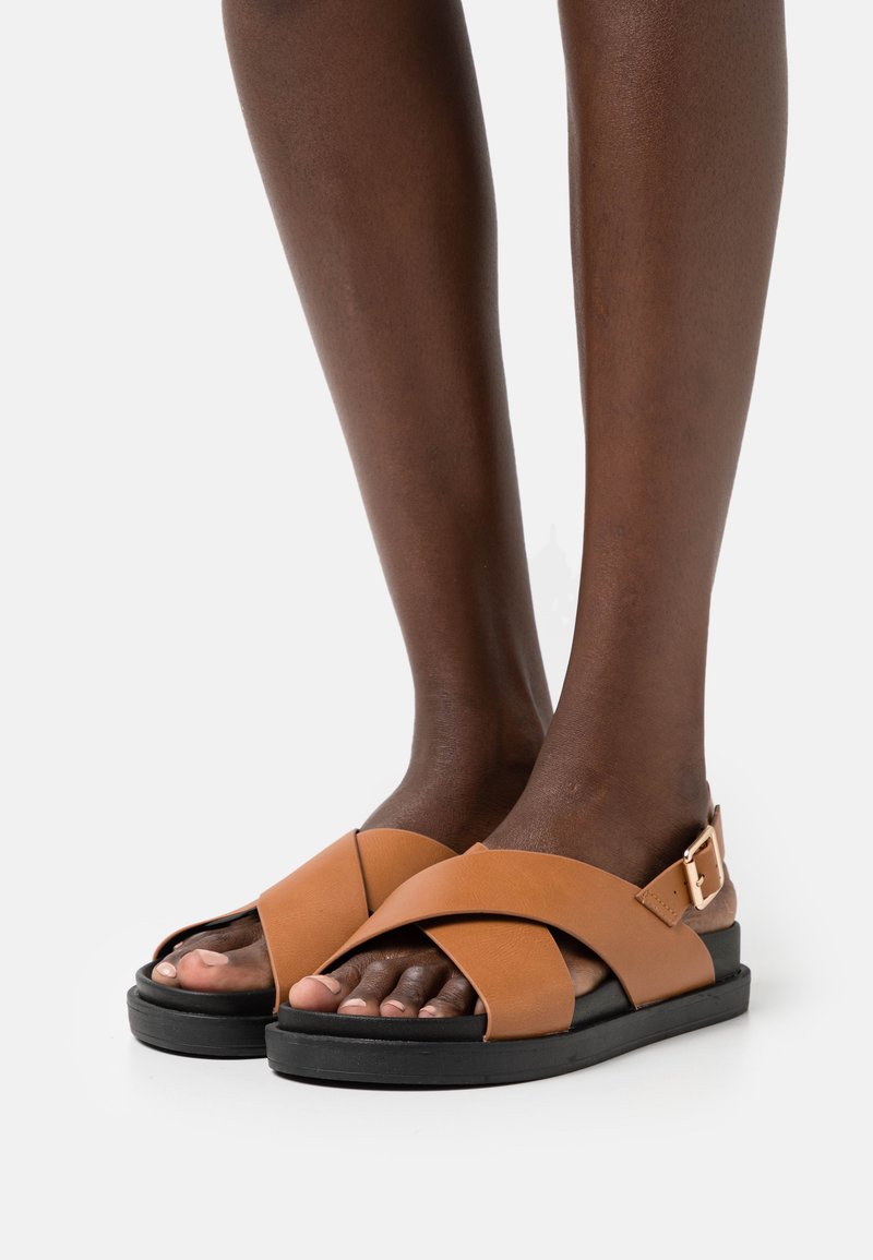 ONLY SHOES ONLMINNIE - Sandálias - cognac