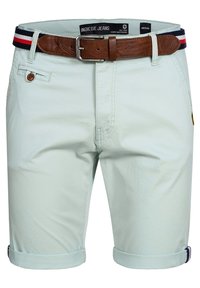 Shorts décontractés pour hommes en bleu clair, avec des ourlets retroussés, des poches latérales et arrière, une ceinture en cuir marron et une ceinture en tissu rayée bleu marine, blanche et rouge.