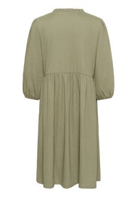 Olivegrünes Kleid mit gerippter Textur, hohem Halsausschnitt und Puffärmeln. Verfügt über eine geraffte Taille und einen fließenden Rock.