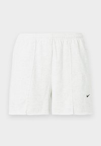 Λευκό αθλητικό σόρτς με ελαστική μέση και μαύρο λογότυπο Nike swoosh στο αριστερό πόδι, εμφανίζεται σε απλό φόντο.