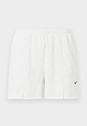 Λευκό αθλητικό σόρτς με ελαστική μέση και μαύρο λογότυπο Nike swoosh στο αριστερό πόδι, εμφανίζεται σε απλό φόντο.