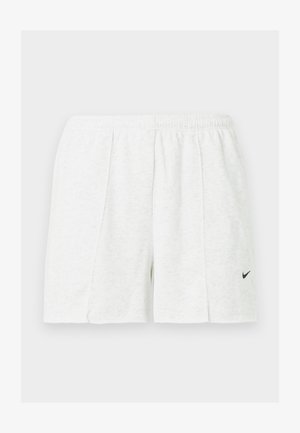 Hvite atletisk shorts med elastisk midjebånd og svart Nike swoosh-logo på venstre ben, vist på enkel bakgrunn.