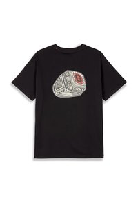 Camiseta de algodón negra con un gran gráfico de un anillo de campeonato en la parte posterior, con detalles intrincados y texto en blanco y rojo.
