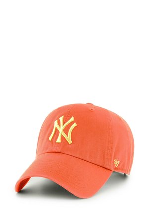 Casquette de baseball orange en coton, ornée d'un logo "NY" brodé en jaune à l'avant et d'une petite étiquette "47" sur le côté.